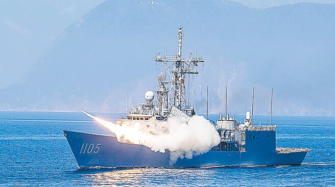 英媒报导，大陆可能在12月6日赖清德总统访问南太平洋岛国3友邦返国前后，在台湾周边展开「联合利剑-2024C」。图为汉光38号演习，海军继光号发射标准一型飞弹。（军闻社）