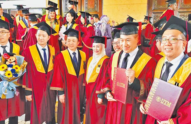 文章（右二）日前晒出硕士毕业照，开心分享喜悦。（翰森娱乐提供）