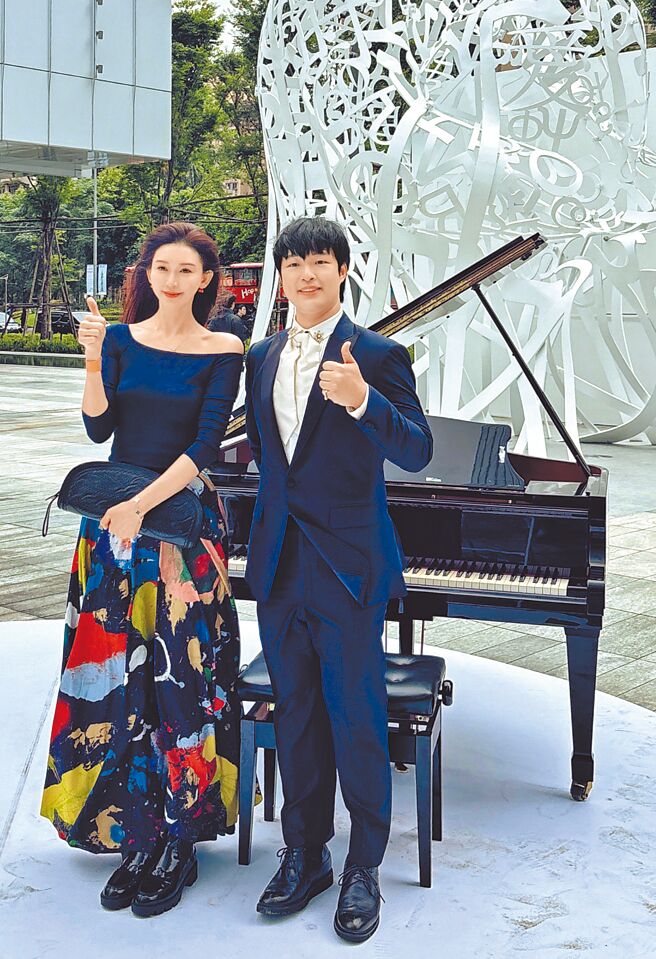 蒋荣宗（右）与林志玲日前在富邦美术馆开馆典礼相见欢。（ZONG MUSIC荣宗蒋音乐国际公司提供）