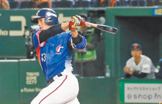 12強中華隊林立來了！捐10顆簽名球為弱勢童募鞋