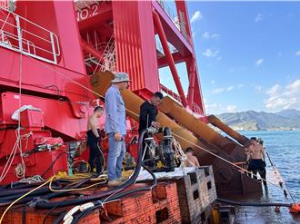 冷氣團襲擊重油更黏稠　陸籍貨輪擱淺野柳抽油進度延宕
