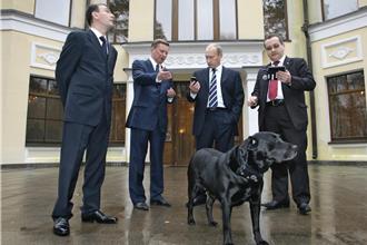 普丁否認曾帶愛犬嚇梅克爾 公開道歉稱不知道「她怕狗」