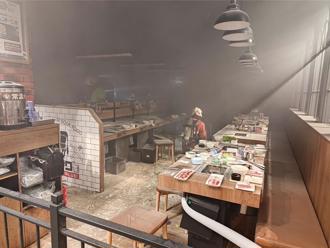 新竹巨城美食街驚傳火警！燒肉店起火「竄白煙」無人受傷