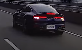 有够嚣张！保时捷跑车呼啸而过 车牌竟是「PORSC-E」