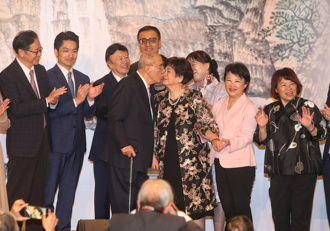 吳伯雄夫婦鑽石婚「甜蜜獻吻」   席開90桌藍營大咖雲集