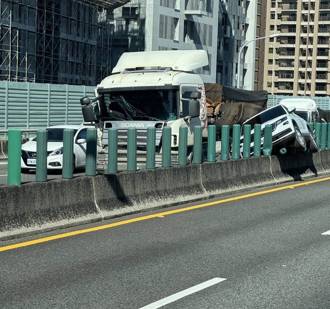 台74线快速道路三车追撞 自小客车撞护栏惊险卡住
