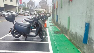 深坑 人行道難交會 機車格空很大