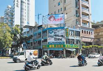 高雄 邱议莹挂动漫风看板 受关注