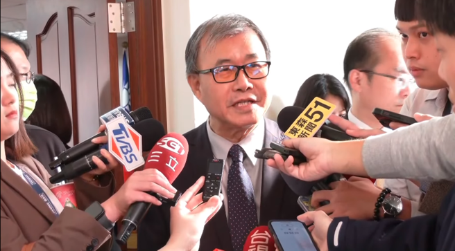 教育部長鄭英耀回應海科館霸凌案引發質疑。圖為鄭英耀28日在立法院受訪。（截自中時新聞網直播）