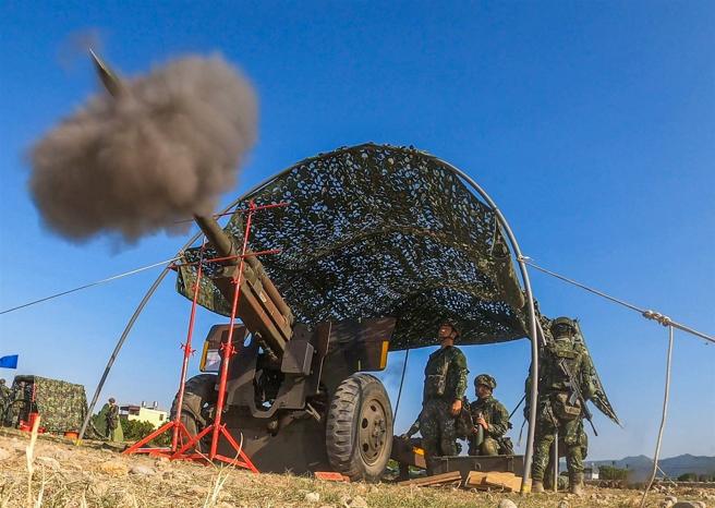 官兵熟稔操作105榴彈砲進行實彈射擊，展現火力支援效能。（記者林睿奕攝）