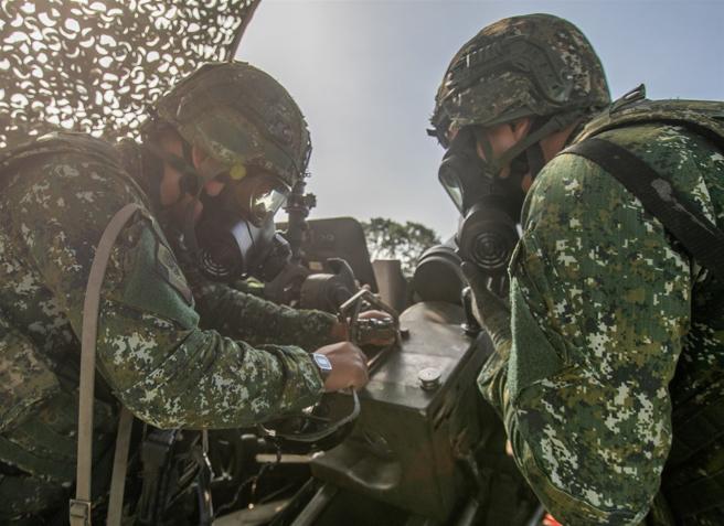 下達遭遇毒氣狀況時，官兵仍全神貫注接續射擊任務，遂行火力支援作戰，彰顯平日勤訓精練成果。（記者林睿奕攝）