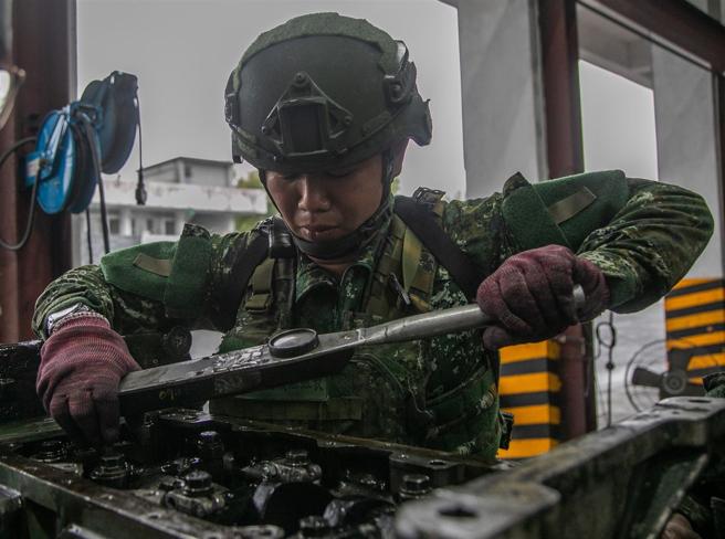 官兵针对CM21装甲车引擎进行损坏零件更换，官兵逐步拆解活塞、连杆等各部机件，仔细检查有无磨损。（记者林睿奕摄）