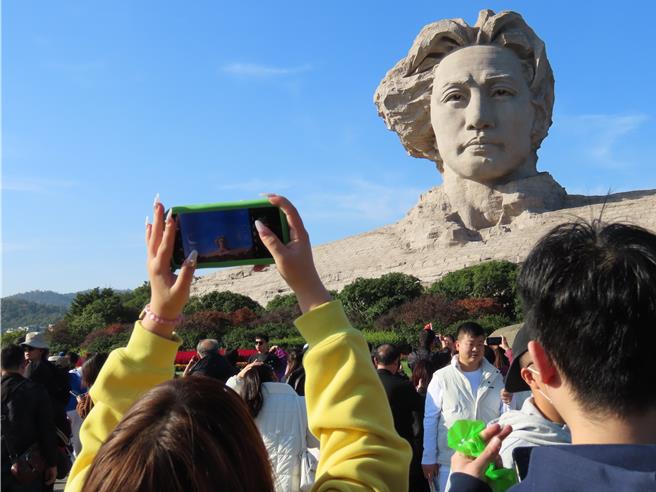 高达32公尺的毛泽东青年艺术雕塑，是当前游客到长沙旅游时拍照打卡的热点之一。（朱绍圣摄）