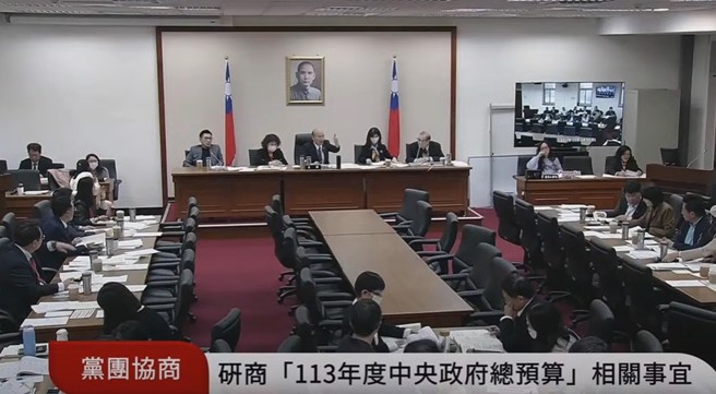 韩国瑜称讚麦玉珍。（取自立法院影片）