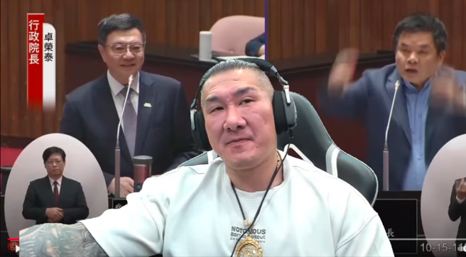 才因自爆曾当过球板组头引发眾怒的网红「馆长」陈之汉，昨在直播中大酸民进党立委庄瑞雄。（翻摄自馆长直播）