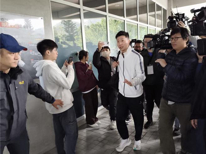 前總統馬英九邀請大陸桌球名將馬龍與陸生團於27日來台，28日邁入第 2天 ，上午一行人來到政治大學達賢圖書館，馬龍一抵達現場便受到熱情學生層層包圍。（資料照，李侑珊攝）