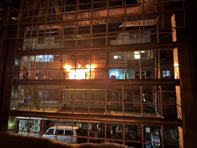 台北市南港区福德街一处老公寓，今凌晨惊传火警。（图 / 翻摄自脸书社团「信义区三两事」）