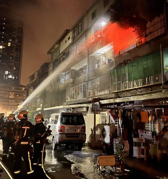 消防局派员赶抵救援。（图 / 刘咏韵翻摄）
