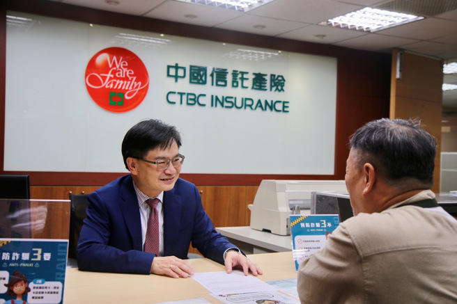 中信产险周冠男独董担任一日客服，向民眾宣导金融防诈。图／中信产险提供