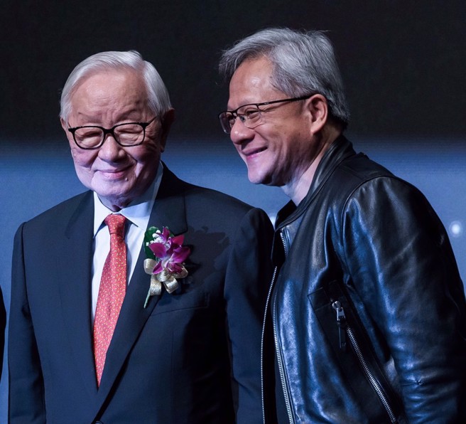 辉达（NVIDIA）创办人暨执行长黄仁勋（右）与台积电创办人张忠谋（左）有着好交情。（中时资料照／郭吉铨摄）