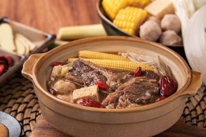 营养师张语希指出，不少热门汤品都含高钠，像是姜母鸭、药膳排骨、羹汤类等，长期摄取过量恐增心血管危机。（示意图：shutterstock／达志）