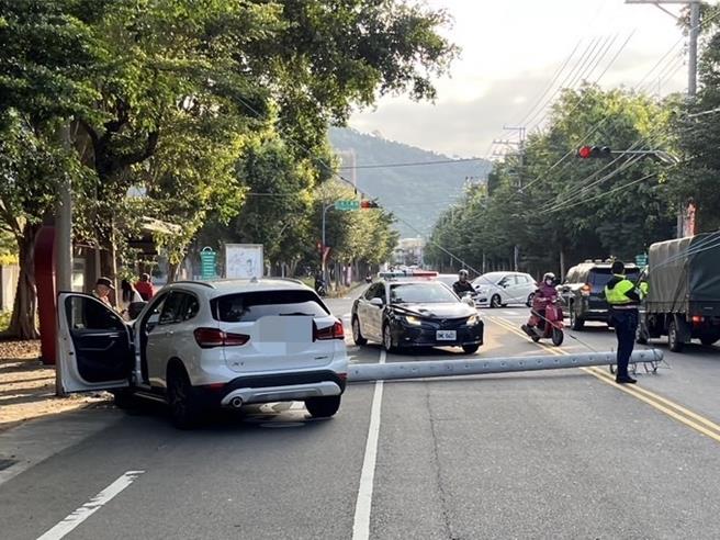 台中市68岁施姓男子29日一早7时多返家途中行经大里区仁化路，疑似疲劳驾驶突衝到对向车道，撞上电线杆。（民眾提供／潘虹恩台中传真）