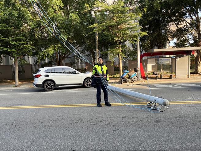 台中市68岁施姓男子29日一早7时多返家途中行经大里区仁化路，疑似疲劳驾驶撞倒撞电线杆，警方赶赴现场进行交通疏导。（民眾提供／潘虹恩台中传真）