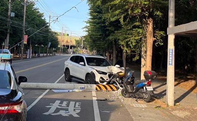 台中市68岁施姓男子29日一早7时多返家途中行经大里区仁化路，疑似疲劳驾驶突衝到对向车道，撞上电线杆。（民眾提供／潘虹恩台中传真）