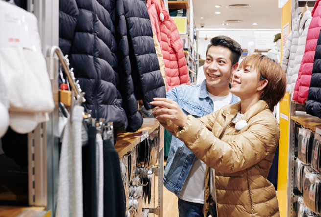 日本电视节目曾进行实验，发现在羽绒外套里穿薄衬衫，体温比穿厚毛衣还高。（图：shutterstock／达志）