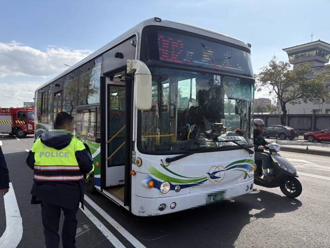 警消赶抵现场处理事故。（图 / 刘咏韵翻摄）