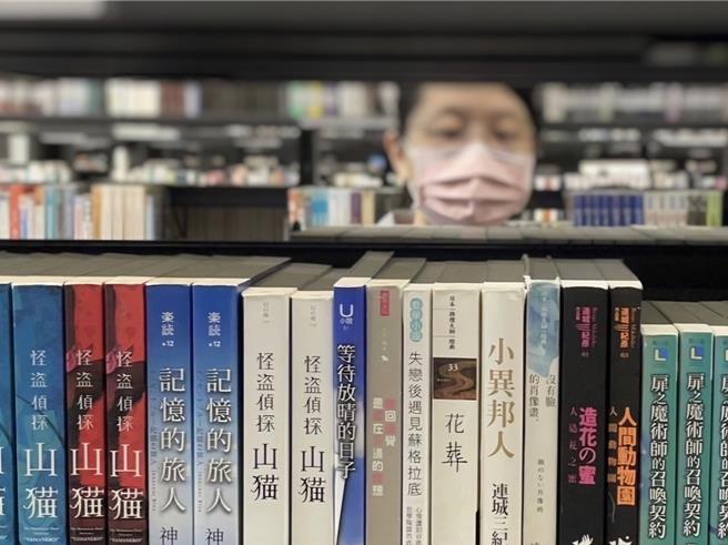 到圖書館借書卻忘了還嗎？南市圖鼓勵民眾還書，12月1日到12月25日期間，把逾期圖書拿至全市公共圖書館歸還，即可消除違規點數，恢復借閱權利。(南市圖提供／曹婷婷台南傳真)