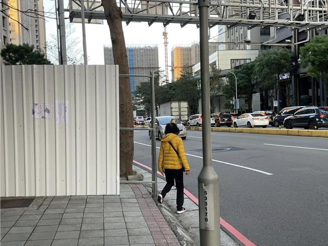 新竹市关埔空桥今年7月开工动土，近期市府也在周边搭起施工围篱，但民进党新竹市议员曾资程指出，有民眾向他陈情，施工铁皮围篱切断人行空间，行人被迫走在马路上。（曾资程提供／王惠慧新竹传真）