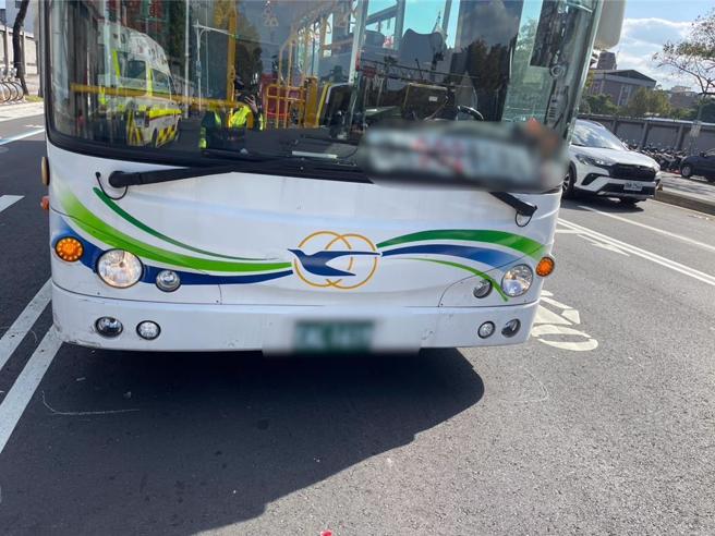 北市公车追撞前方4辆机车，造成2名骑士受伤送医。（翻摄照片／林郁平台北传真）