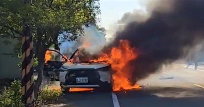 一辆休旅车29日上午在新化区中兴路起火燃烧。（民眾提供／宝智华台南传真）
