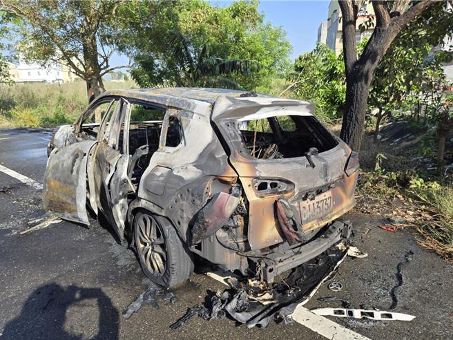 休旅车被烧得只剩骨架。（民眾提供／宝智华台南传真）