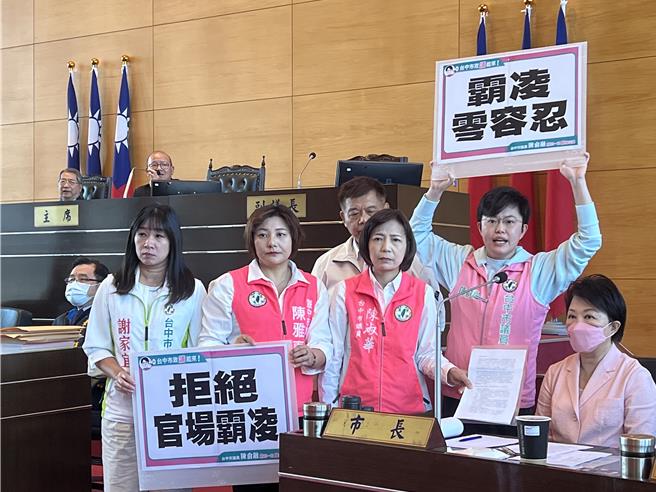 台中市议会29日总质询，民进党多名议员表示近来收到多名市府员工陈情，指工作量大、天天要加班，甚至有遭上级骂「笨」等情况，批市府自称幸福城市，许多局处却深陷罢凌风暴。（林欣仪摄）