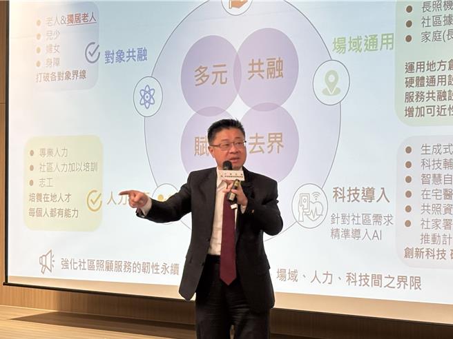 卫福部政务次长吕建德29日表示，卫福部正在构想及研拟长照保险制度。（李念庭摄）