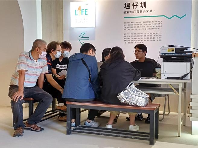 塭仔圳第二區土地分配諮詢服務。（地政局提供）