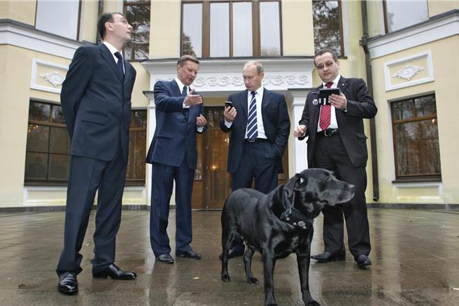 ，普丁28日否認故意用愛犬「嚇唬」梅克爾的說法，並公開道歉稱，不知道「她害怕狗」。圖為普丁與愛犬同框資料畫面。（路透社）