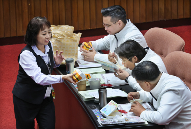 因为有立委反映便当不好吃，立法院长韩国瑜在29日院会中宣布院会午餐包含便当与麦当劳，议场工作人员亦在午餐时间分发汉堡。（姚志平摄）