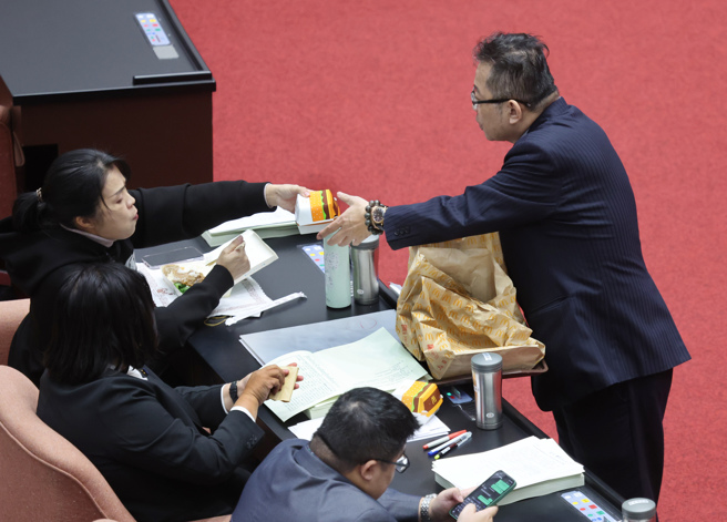 因为有立委反映便当不好吃，立法院长韩国瑜在29日院会中宣布院会午餐包含便当与麦当劳，议场工作人员亦在午餐时间分发汉堡。（姚志平摄）