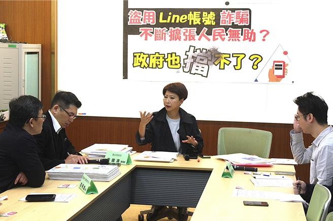 民进党立委陈亭妃近日指出，服务处助理在社群媒体LINE上接到朋友传来「宠物大公投」活动讯息，点入后投票导致LINE帐号遭到盗用，还被不肖人士以AI模拟口吻向朋友借钱。（陈亭妃办公室提供）