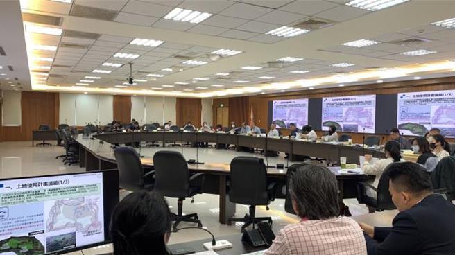 苗栗縣政府通過頭屋鄉大桃坪土石方資源堆置場二階段審議。（苗栗縣政府提供／謝明俊苗栗傳真）