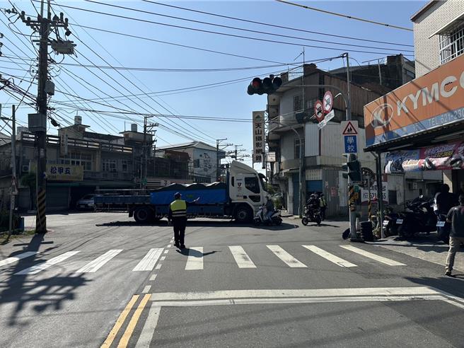 高雄市冈山区今天中午发生一起死亡车祸！1名女子骑乘脚踏车，行经嘉兴路时，因不明原因连人带车被卷入货车轮下，警消获报赶到现场，目前员警正在确认死者身分。（警方提供／林雅惠高雄传真）