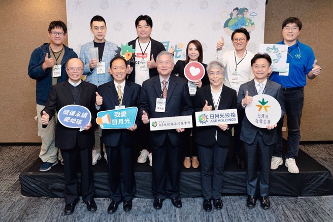 2024日月光永續創新競賽評審(左至右為日月光投控行政長汪渡村、聯發科技教育基金會執行董事張垂弘、總統府資政沈榮津、前經濟部長兼日月光投控獨立董事何美玥、日月光半導體財務長李柏練)與得獎團隊合照。(圖/日月光投控提供)


