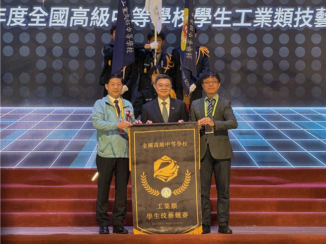 全国高级中等学校学生工业类技能竞赛29日举办颁奖典礼，行政院长卓荣泰出席为会旗交接。（潘虹恩摄）