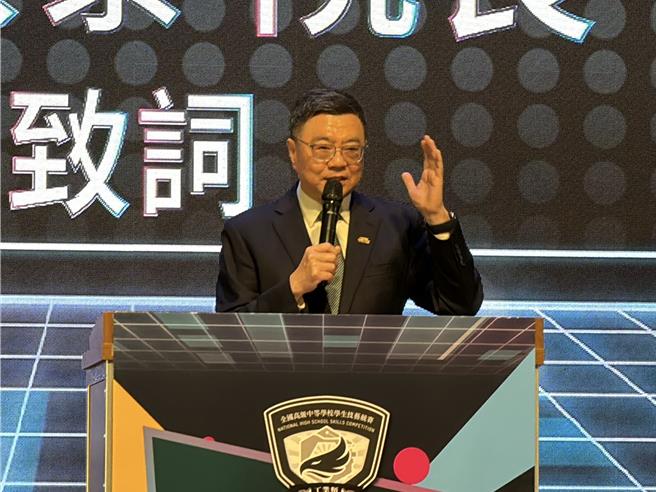 全国高级中等学校学生工业类技能竞赛29日举办颁奖典礼，行政院长卓荣泰表示，政府推出青年百亿海外圆梦基金，达成国家替青年圆梦、青年为国家圆梦双赢局面。（潘虹恩摄）