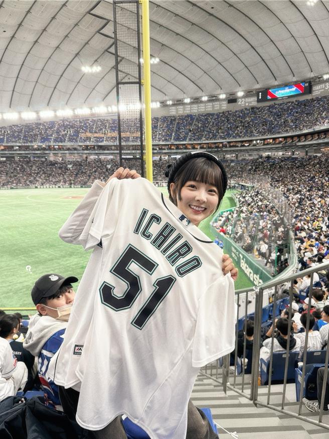 篮篮在东京巨蛋热血应援。（篮篮提供）