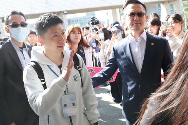 陆生参访团第三天，一大早前往阳明交通大学参加两岸学生音乐交流。不到九点已有许多球迷在活动中心门口排队，想要与马龙见一面。马龙亲切地跟大家挥手致意。（邓博仁摄）