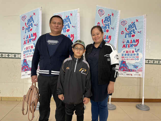 宜兰县蓬莱国小陈伟殷（中）与爸妈。（毛琬婷摄）